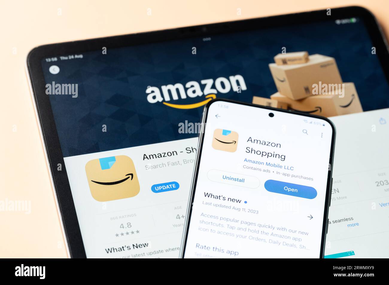 New York, USA - 24 agosto 2023: App Amazon su Ipados e google Store per la visualizzazione ravvicinata dello schermo di smartphone e ipad Foto Stock