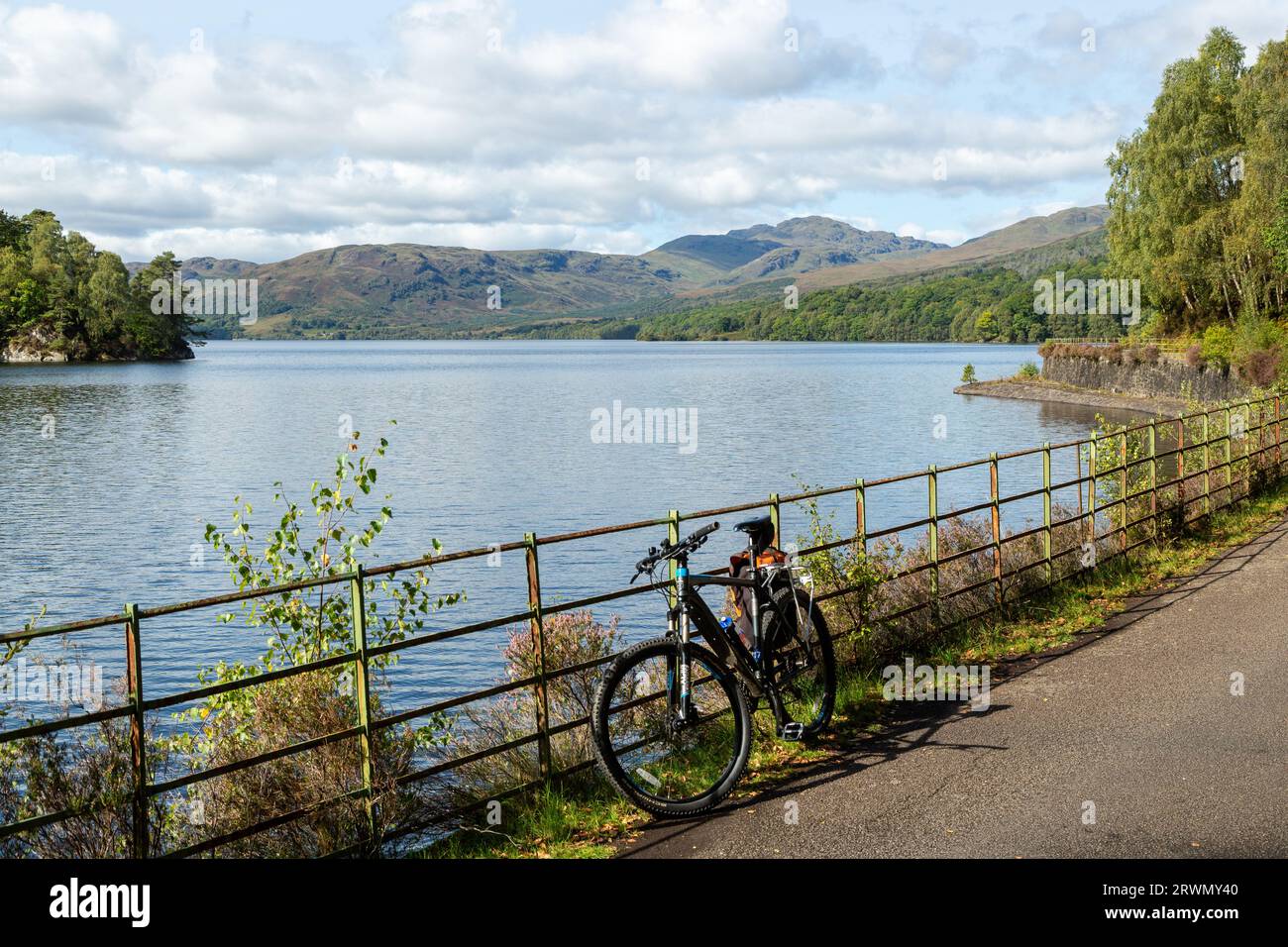 Una mountain bike che riposa contro le ringhiere di Loch Katrine, Trossachs National Park, Stirling, Scozia Foto Stock