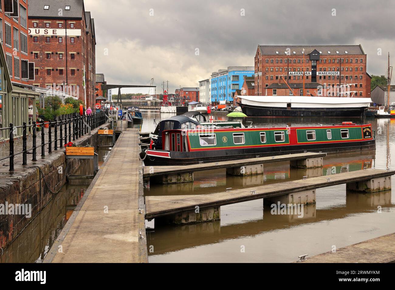 Area portuale di Gloucester Docks rivitalizzata e riutilizzata con artigianato e magazzini ormeggiati Foto Stock