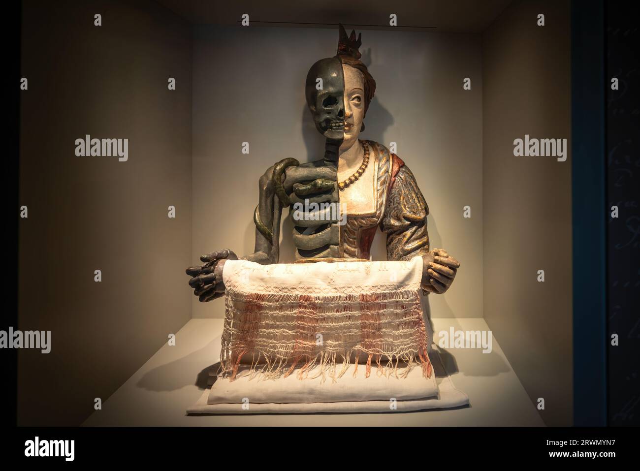 Porta asciugamani Memento Mori - Vanitas al Museo d'arte popolare tirolese di Innsbruck, Austria Foto Stock