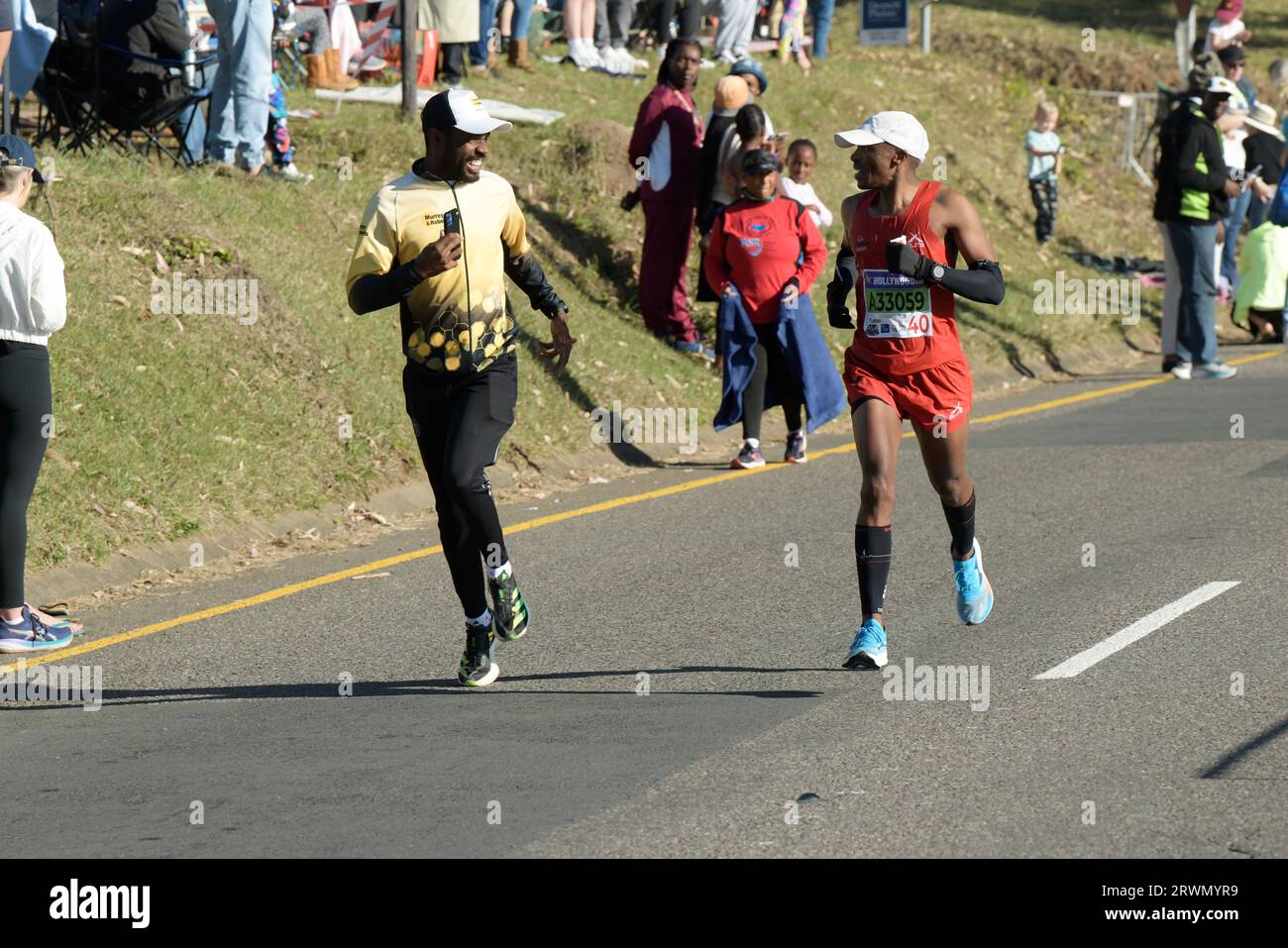 Spettatore che dà sostegno morale al corridore in gara su strada a lunga distanza, 96th Comrades Marathon 2023, Durban, Sud Africa, emozioni umane, persone nello sport Foto Stock