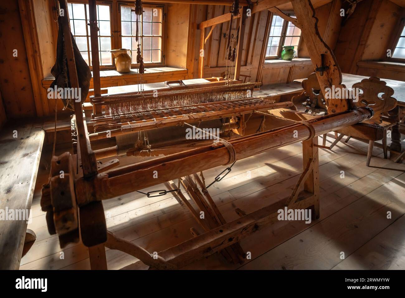 Old Weaving Loom - interno tradizionale della sala al Museo d'arte popolare tirolese di Innsbruck, Austria Foto Stock