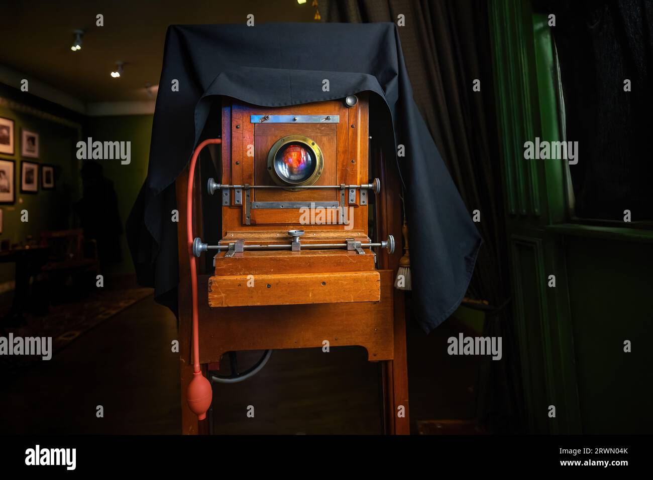 Antica macchina fotografica in legno su treppiede con stoffa scura al Museo d'arte popolare tirolese di Innsbruck, Austria Foto Stock