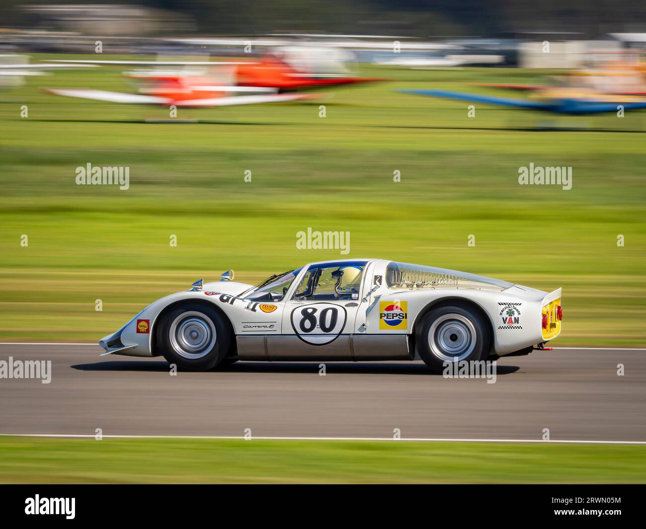 Una Porsche 906 che gareggia nella gara di auto d'epoca Royal Automobile Club TT Celebration 2023 al Goodwood Revival, West Sussex UK Foto Stock