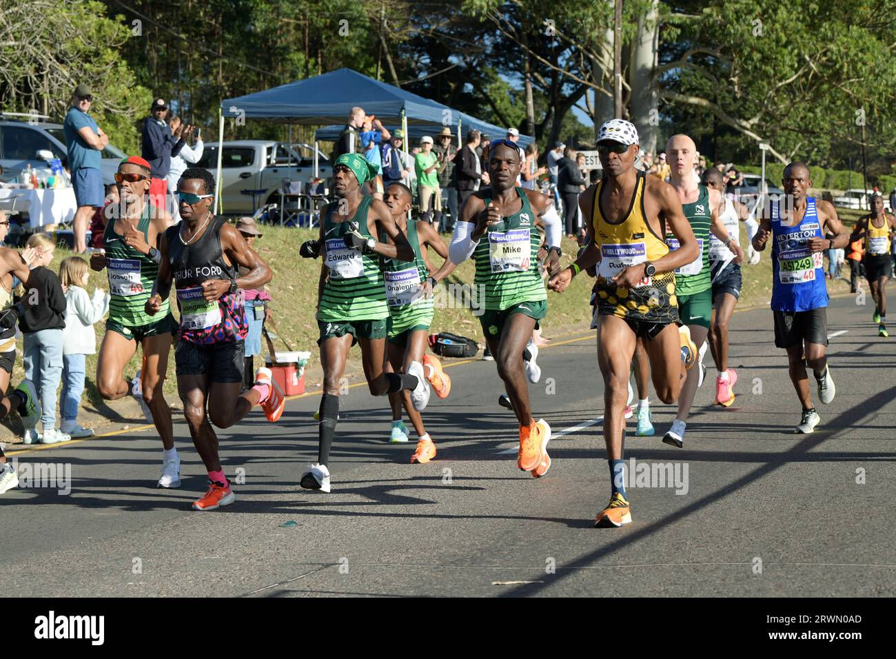 Gruppo di corridori d'élite competitivi a Hillcrest, 96th Comrades Marathon 2023, evento sportivo internazionale, Durban, Sud Africa, gara di atletica leggera Foto Stock