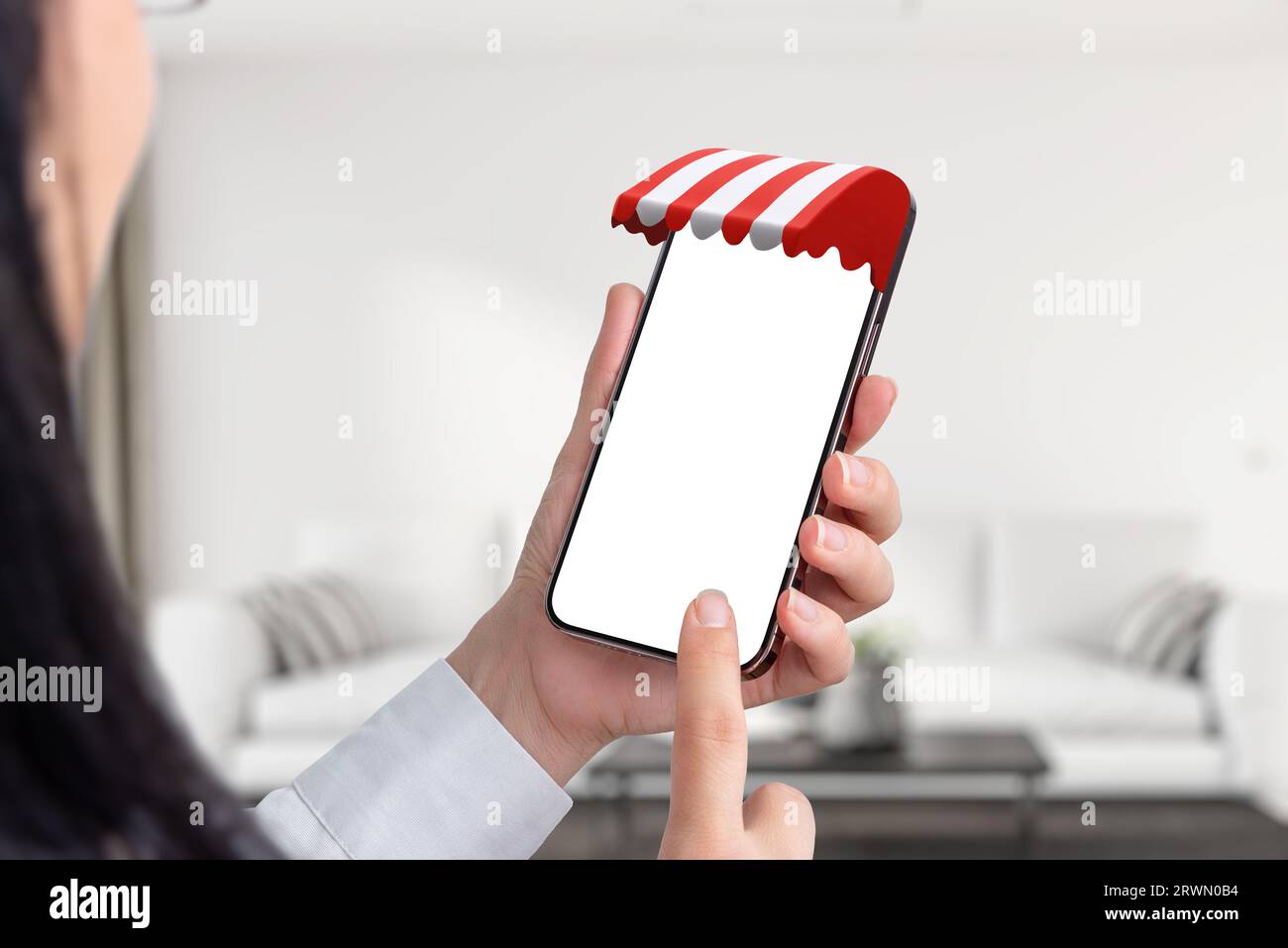 Le donne usano uno smartphone con tenda bianca rossa sul display del telefono. Schermo isolato per presentazioni di mockup, app o pagine Web Foto Stock