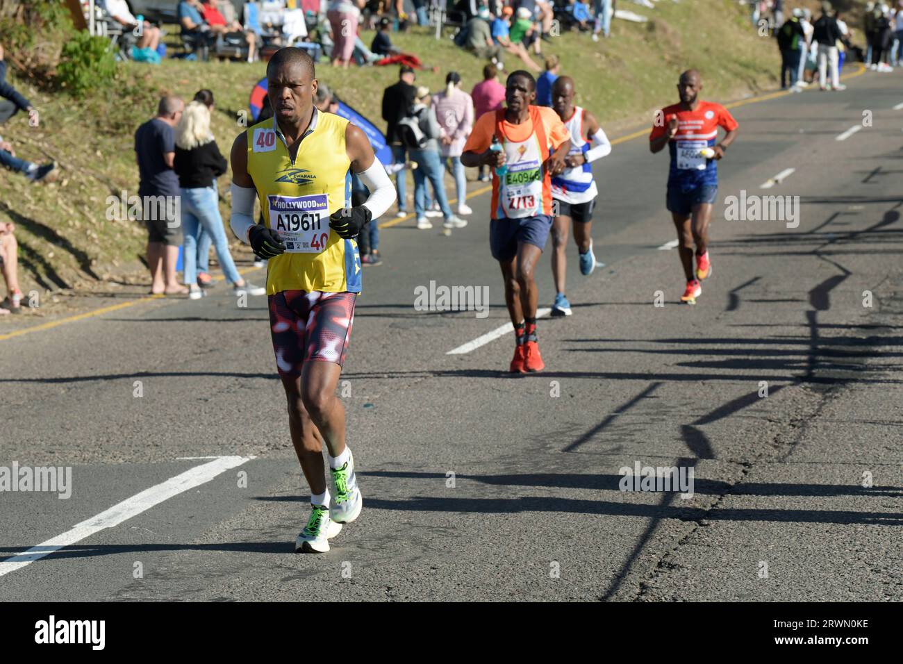 Persone che corrono in un evento di corse su strada, 96th Comrades Marathon 2023, Durban, Sud Africa, corridori in azione, atletica, evento sportivo internazionale Foto Stock