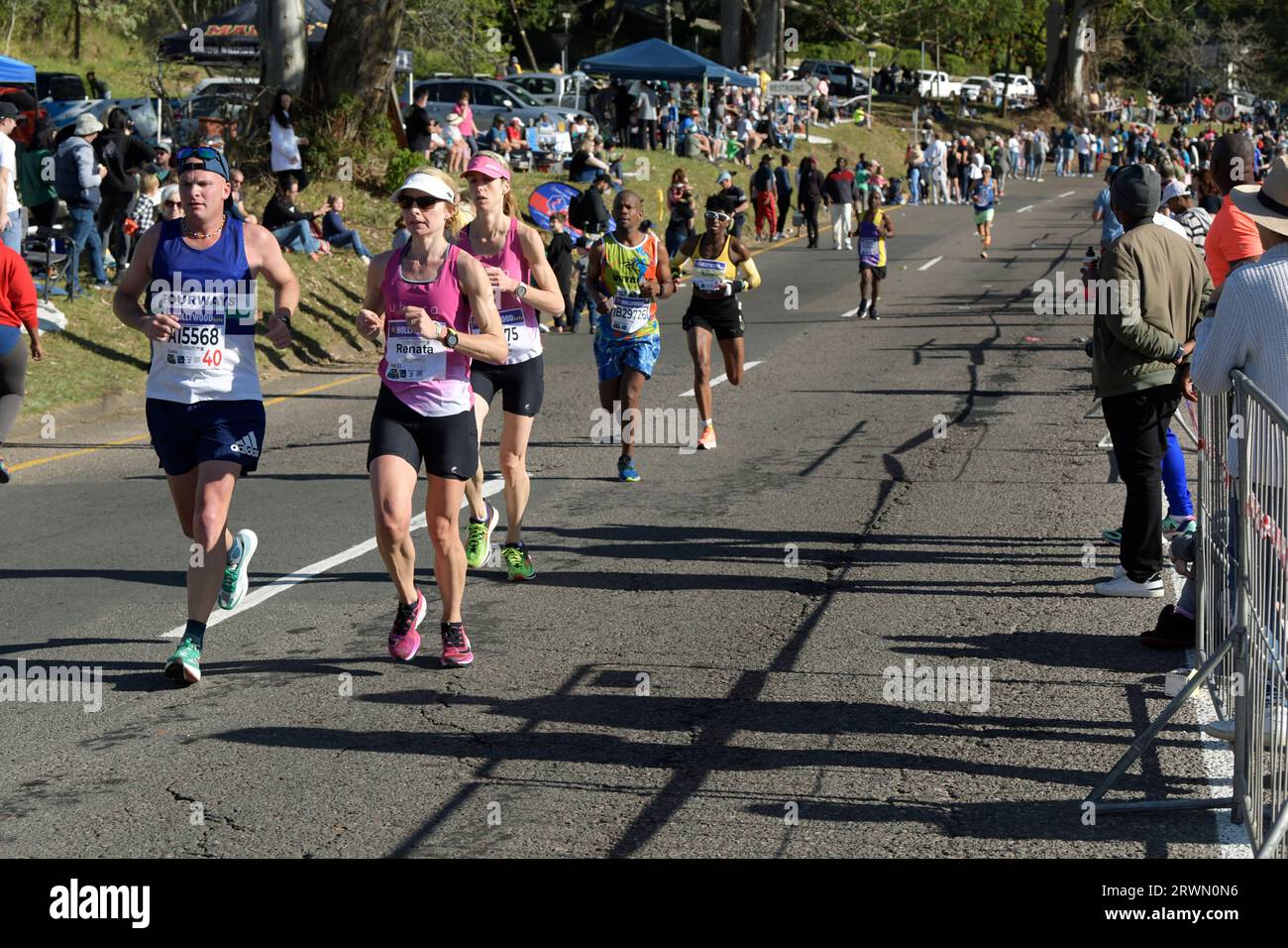 Donna che corre con gli uomini, 96th Comrades Marathon 2023, Durban, Sud Africa, famoso evento sportivo di resistenza, persone in forma, stile di vita attivo Foto Stock