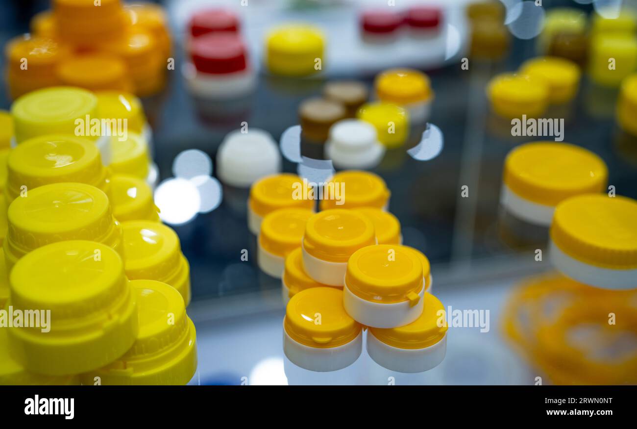 Tappi a vite in plastica. Concetto di confezionamento dei tappi. Design del confezionamento di tappi e tappi per bottiglie. Prodotti Cap. Tappo del flacone. Tappi per flaconi e tappi per prodotti Foto Stock
