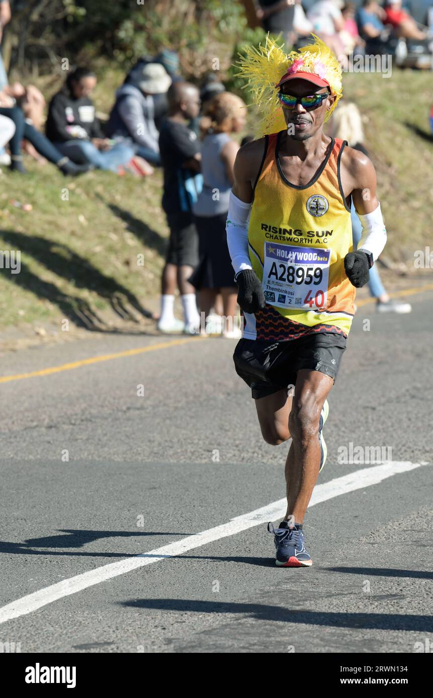 Uomo adulto singolo con parrucca gialla, 96th Comrades Marathon 2023, Durban, Sud Africa, corridore in gara di resistenza a lunga distanza, evento sportivo Foto Stock