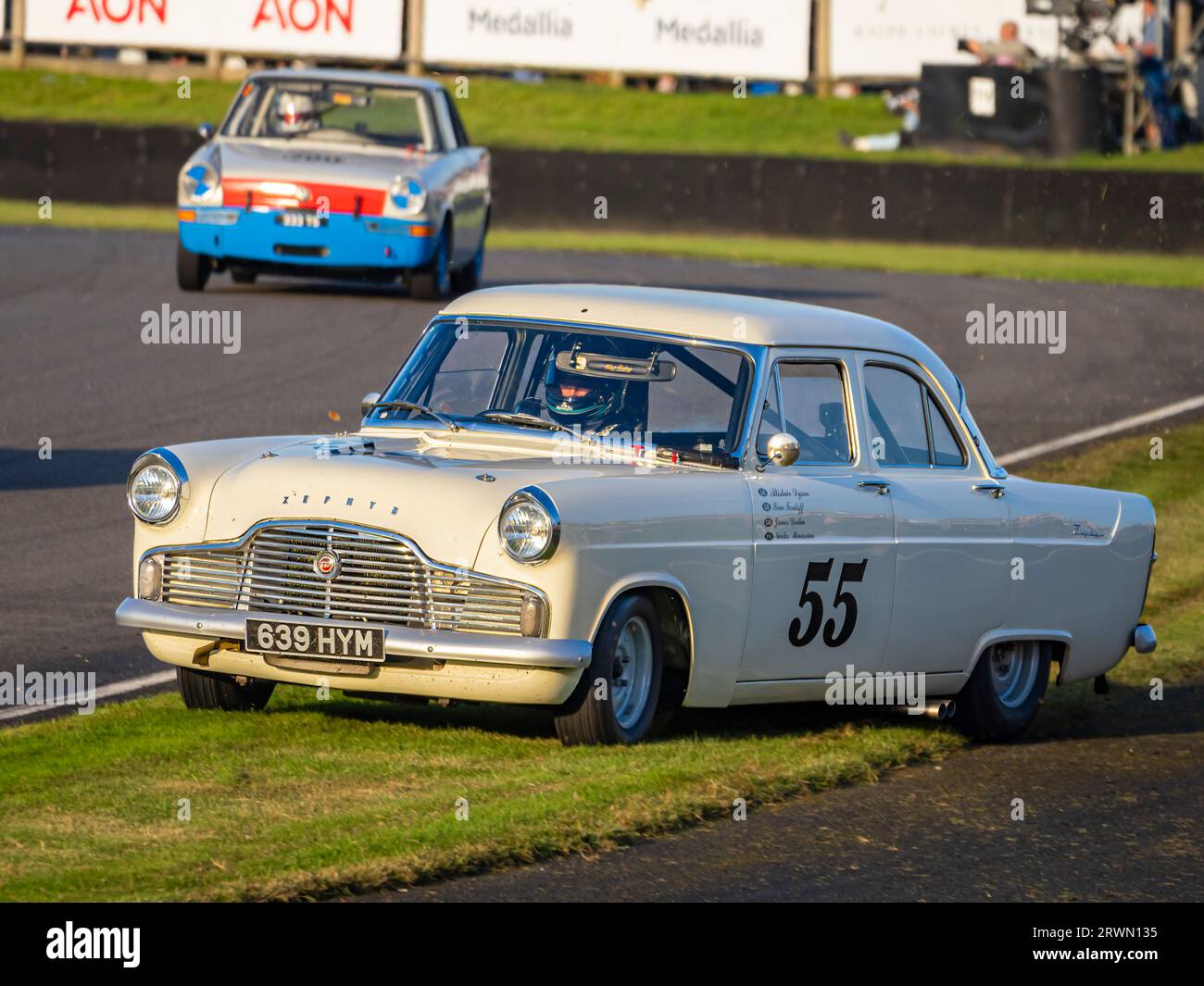 Ford Zephyr nella gara del St Mary's Trophy al Goodwood Revival, West Sussex UK Foto Stock