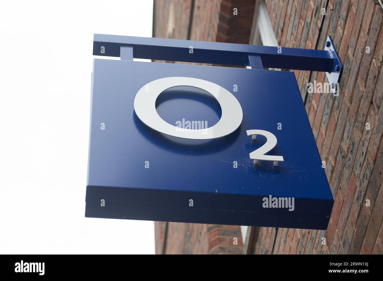 Windsor, Berkshire, Regno Unito. 20 settembre 2023. Un negozio O2 a Windsor, Berkshire. Gli annunci pubblicitari sono nelle vetrine dei negozi di telefonia mobile a Windsor in vista dell'uscita dell'iPhone 15 alla fine del mese. Credito: Maureen McLean/Alamy Foto Stock