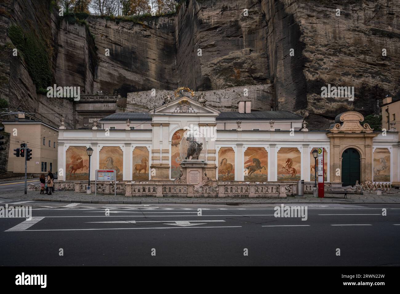 Piazza Karajan con stagno di cavalli e statua di Cavallo Tamer - Salisburgo, Austria Foto Stock