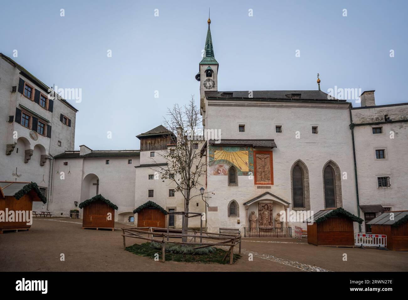 Cortile della fortezza di Hohensalzburg con St George Chapel - Salisburgo, Austria Foto Stock