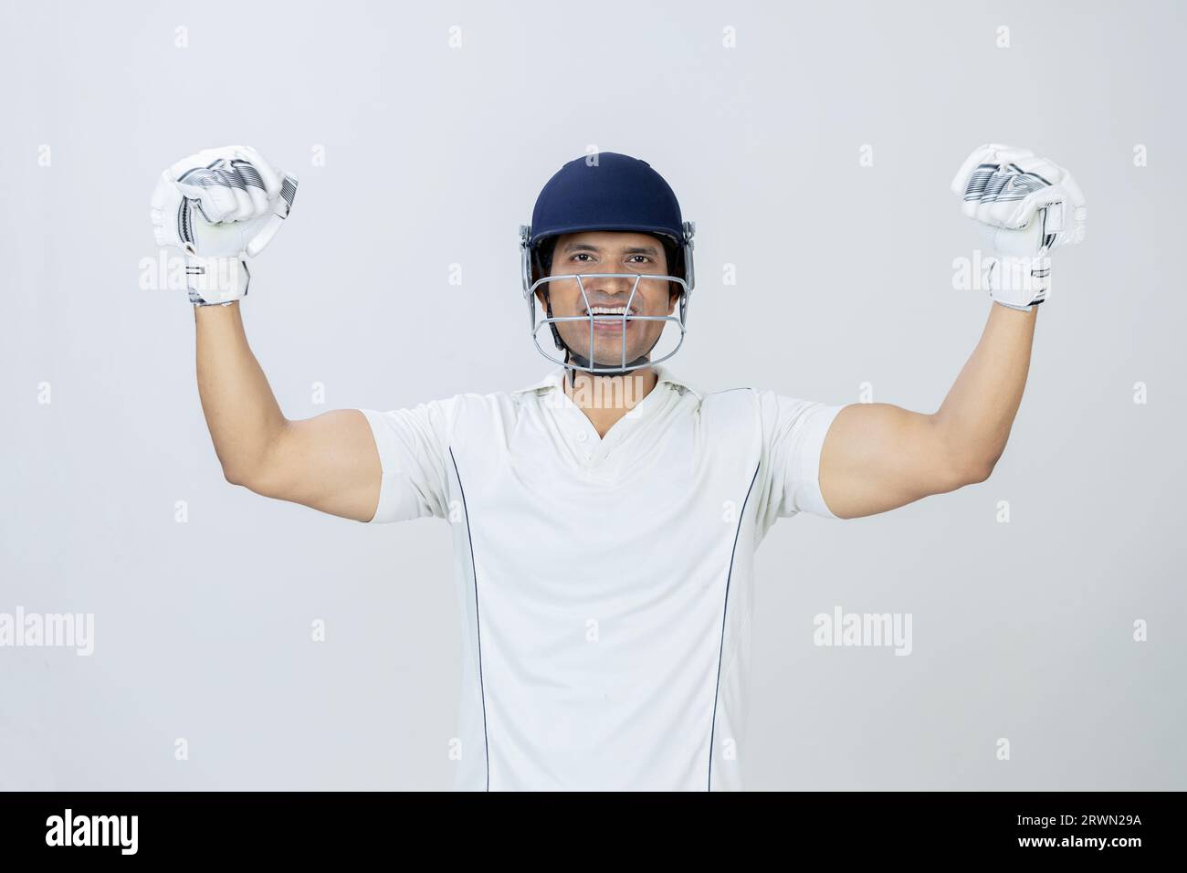 Cricket in piena espressione di gioia che urla verso la telecamera, uomo in abito da cricket che urla di gioia e celebra la vittoria Foto Stock