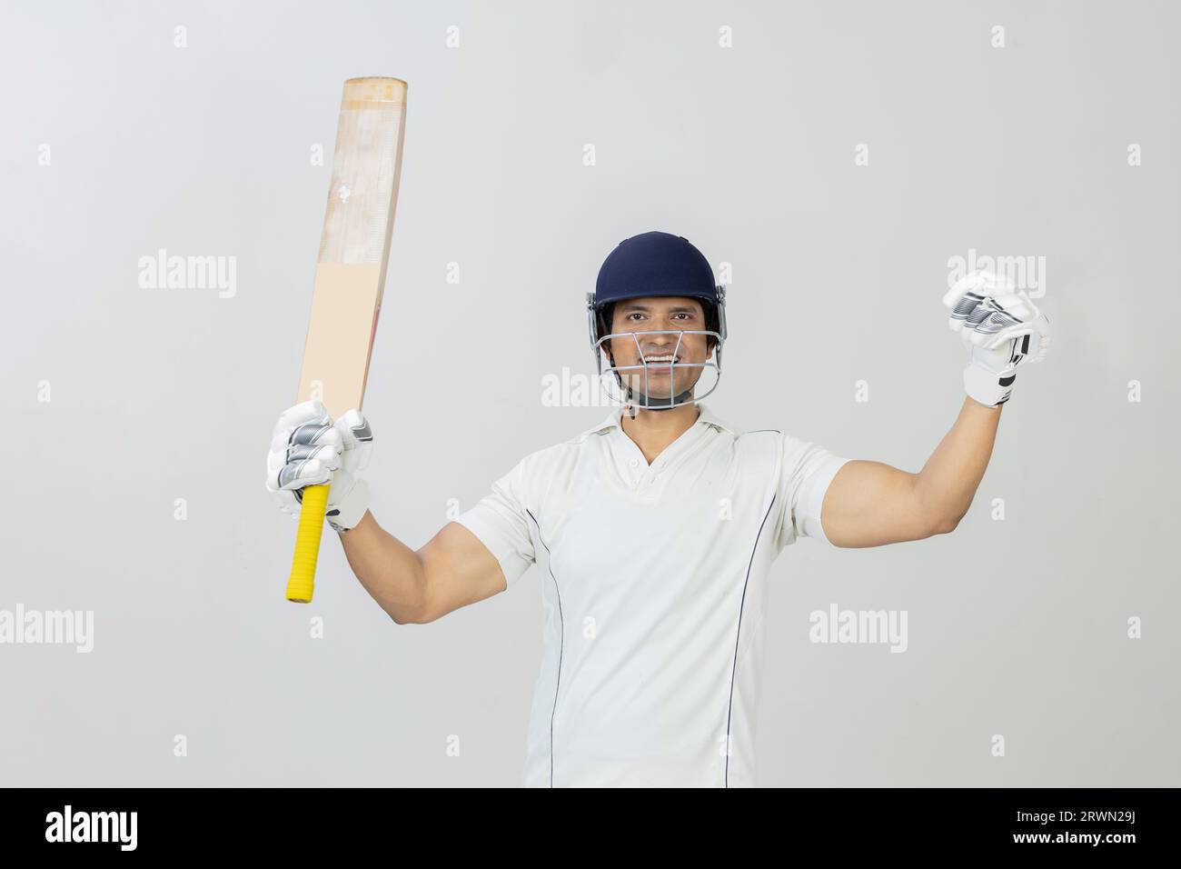 Cricket in piena espressione di gioia che urla verso la telecamera, uomo in abito da cricket che urla di gioia e celebra la vittoria Foto Stock