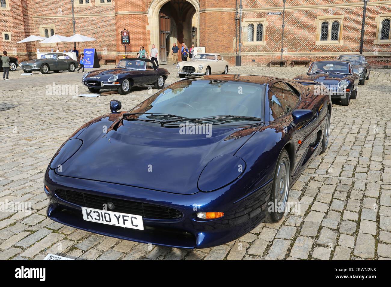 Jaguar XJ220 (1993), Gooding Classic Car Auction, Hampton Court Palace, Londra, Regno Unito, Europa Foto Stock