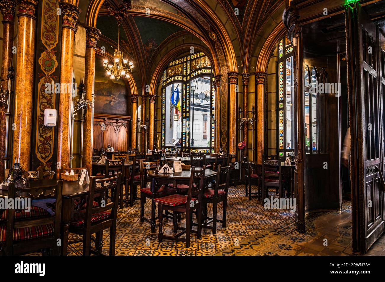 BUCAREST, ROMANIA - SETTEMBRE 2022: Caru' cu bere, all'interno di uno dei più antichi ristoranti -1879 Foto Stock