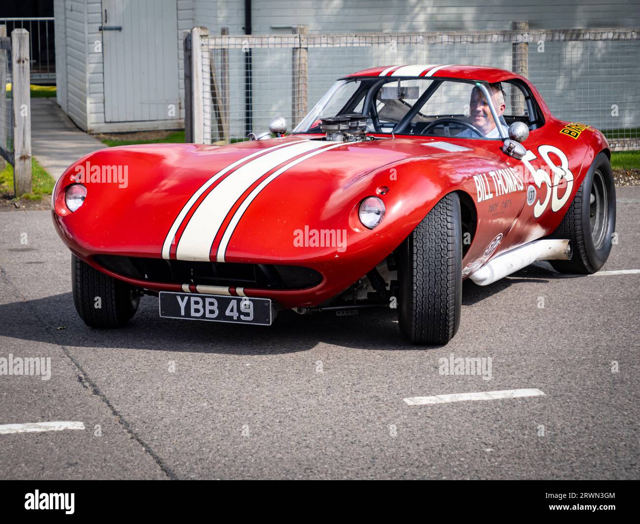 Duncan Pittaway pilota di auto da corsa con la sua Cheetah-Chevrolet in una giornata di test sul circuito automobilistico di Goodwood, nel West Sussex UK Foto Stock