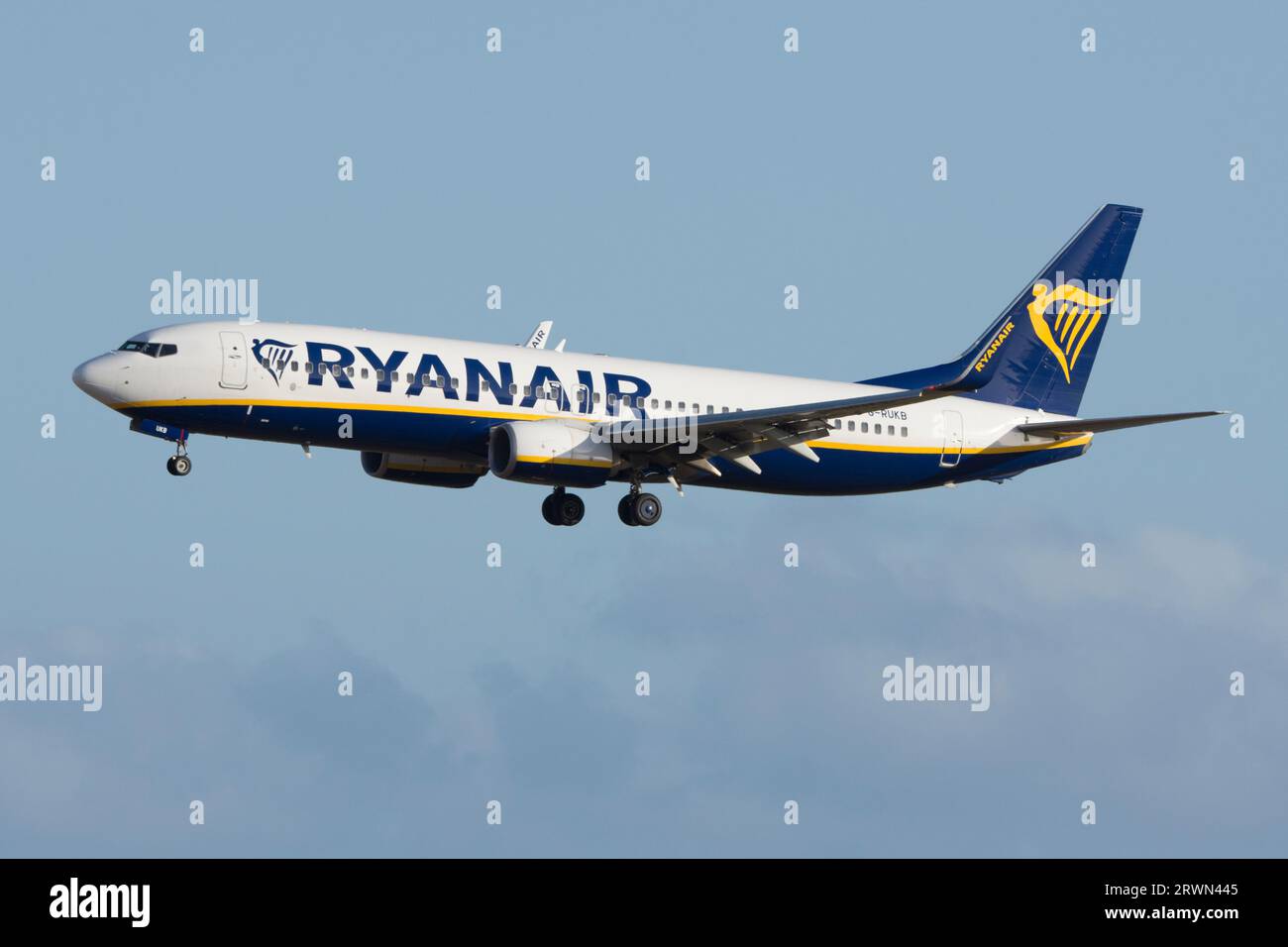 Gando, aeropuerto de Gran Canaria. Avión de Línea de la aerolínea de bajo coste Ryanair aterrizando Foto Stock