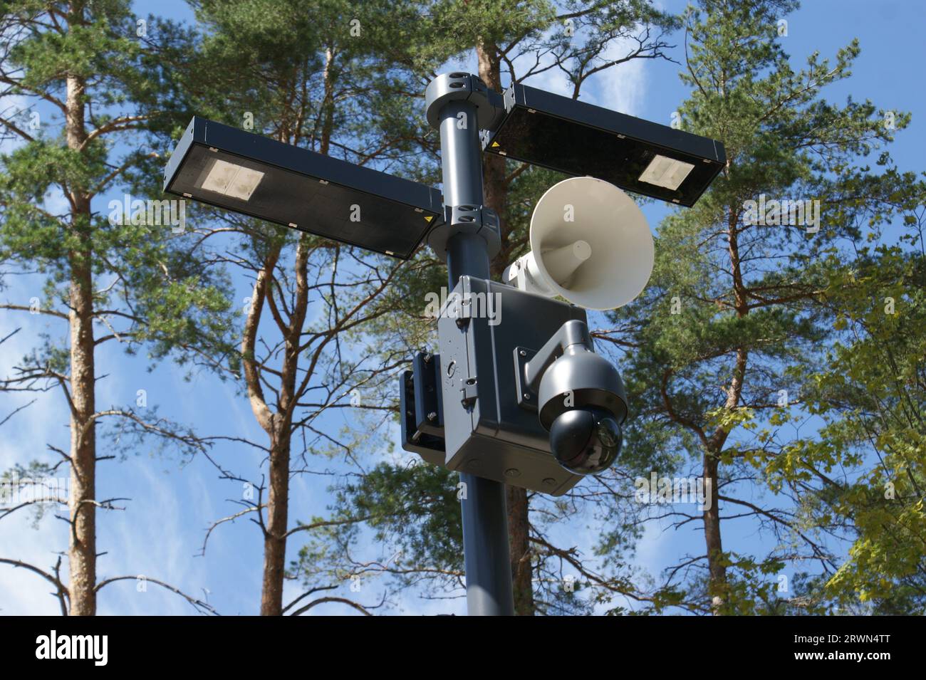 Telecamere di sorveglianza su una lanterna moderna. Sistemi di sicurezza. Foto Stock