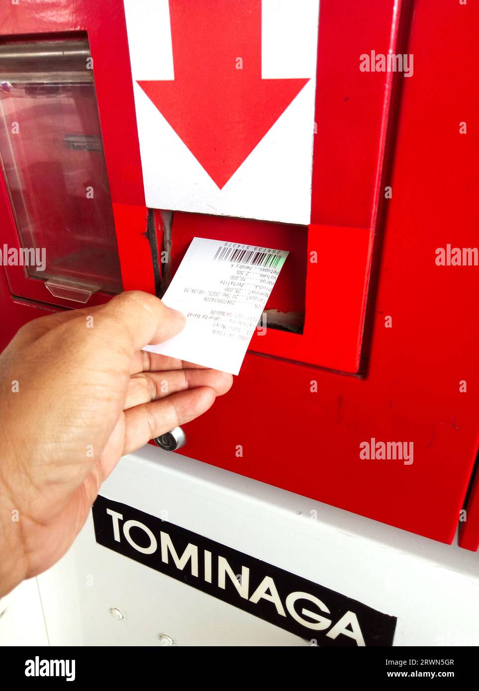 Giacarta, Indonesia - 20 settembre 2023: Lettura di codici a barre con scanner autoalimentati a pompa di benzina presso le stazioni di servizio Pertamina Foto Stock