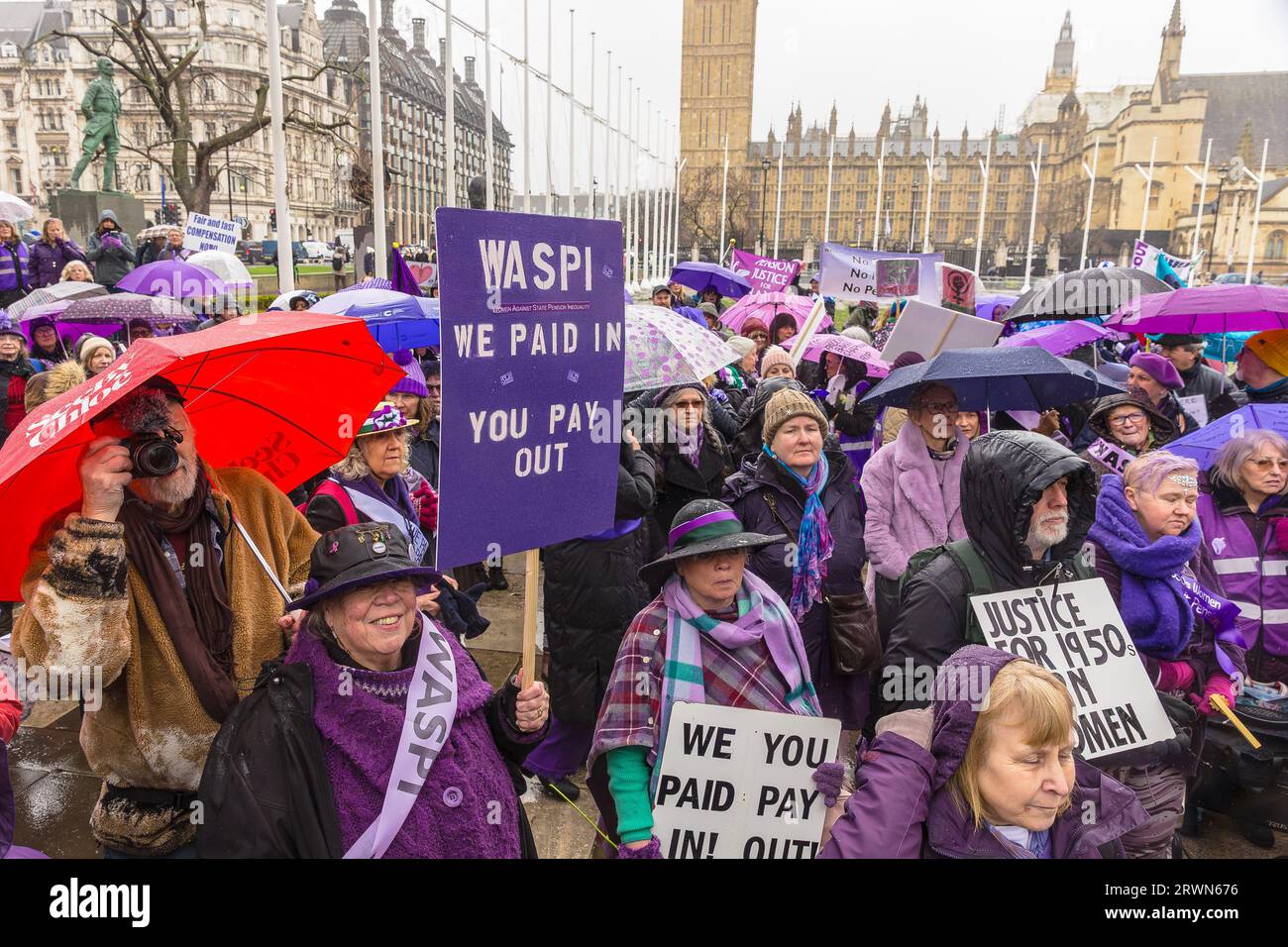 Westminster, Londra, 8 marzo 2023. Le donne Waspi si trovavano in un clima freddo e piovoso a manifestare contro l'ingiustizia pensionistica per le donne nate negli anni '1950 Foto Stock