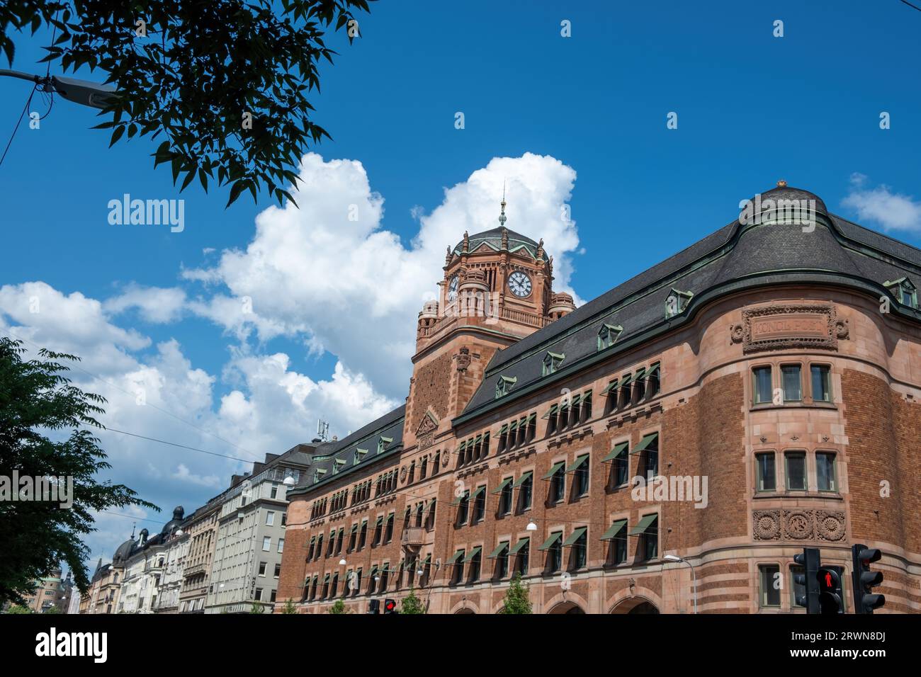 Stoccolma Svezia, edificio dell'ufficio postale centrale, parte superiore del Centralposthuset. Patrimonio dell'antica architettura, torre con cupola e orologio. Foto Stock
