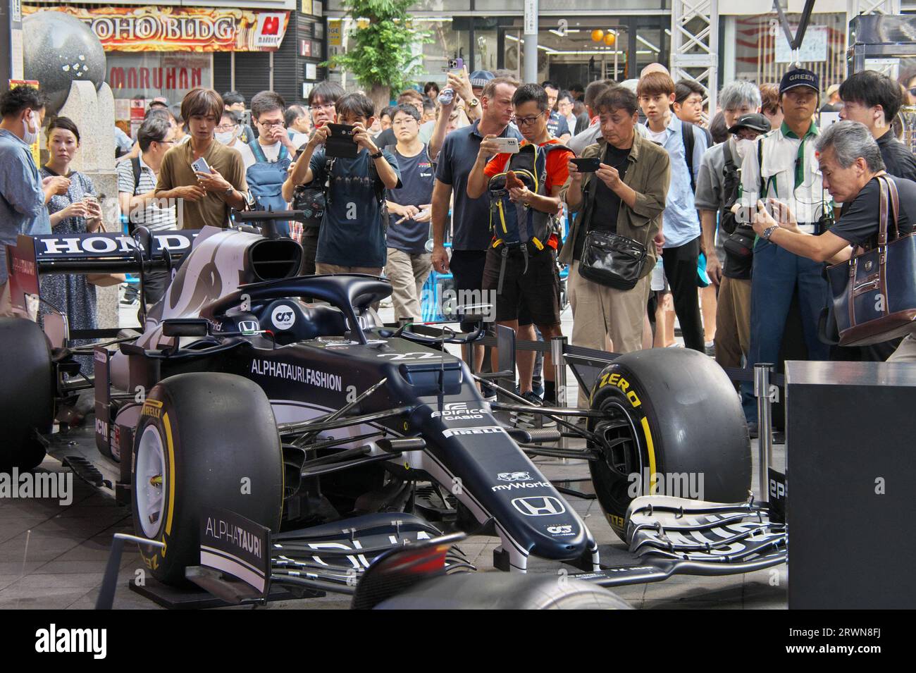 Tokyo, Giappone. 20 settembre 2023. Scuderia AlphaTauri AT02 è stato mostrato durante un evento per il Gran Premio di Formula 1 del Giappone "Formula 1 Tokyo Festival 2023" a Kabuki-cho, Shinjuku a Tokyo, Giappone, mercoledì 20 settembre 2023. Foto di Keizo Mori/UPI Credit: UPI/Alamy Live News Foto Stock