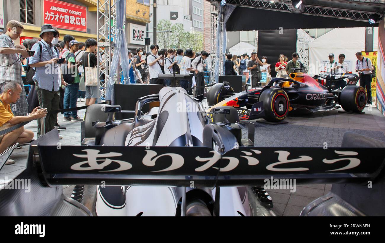 Tokyo, Giappone. 20 settembre 2023. Scuderia AlphaTauri AT02(Front e Oracle Red Bull Racing RB19 sono mostrati durante un evento per il Gran Premio di Formula 1 del Giappone 'Formula 1 Tokyo Festival 2023' a Kabuki-cho, Shinjuku a Tokyo, Giappone mercoledì 20 settembre 2023. Foto di Keizo Mori/UPI Credit: UPI/Alamy Live News Foto Stock