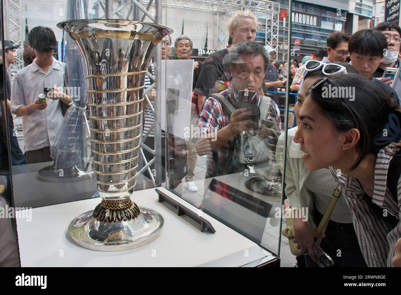 Tokyo, Giappone. 20 settembre 2023. Il Trofeo del campionato mondiale di piloti FIA F1 è stato presentato durante un evento del Gran Premio di Formula 1 Giappone "Formula 1 Tokyo Festival 2023" a Kabuki-cho, Shinjuku a Tokyo, Giappone, mercoledì 20 settembre 2023. Foto di Keizo Mori/UPI Credit: UPI/Alamy Live News Foto Stock