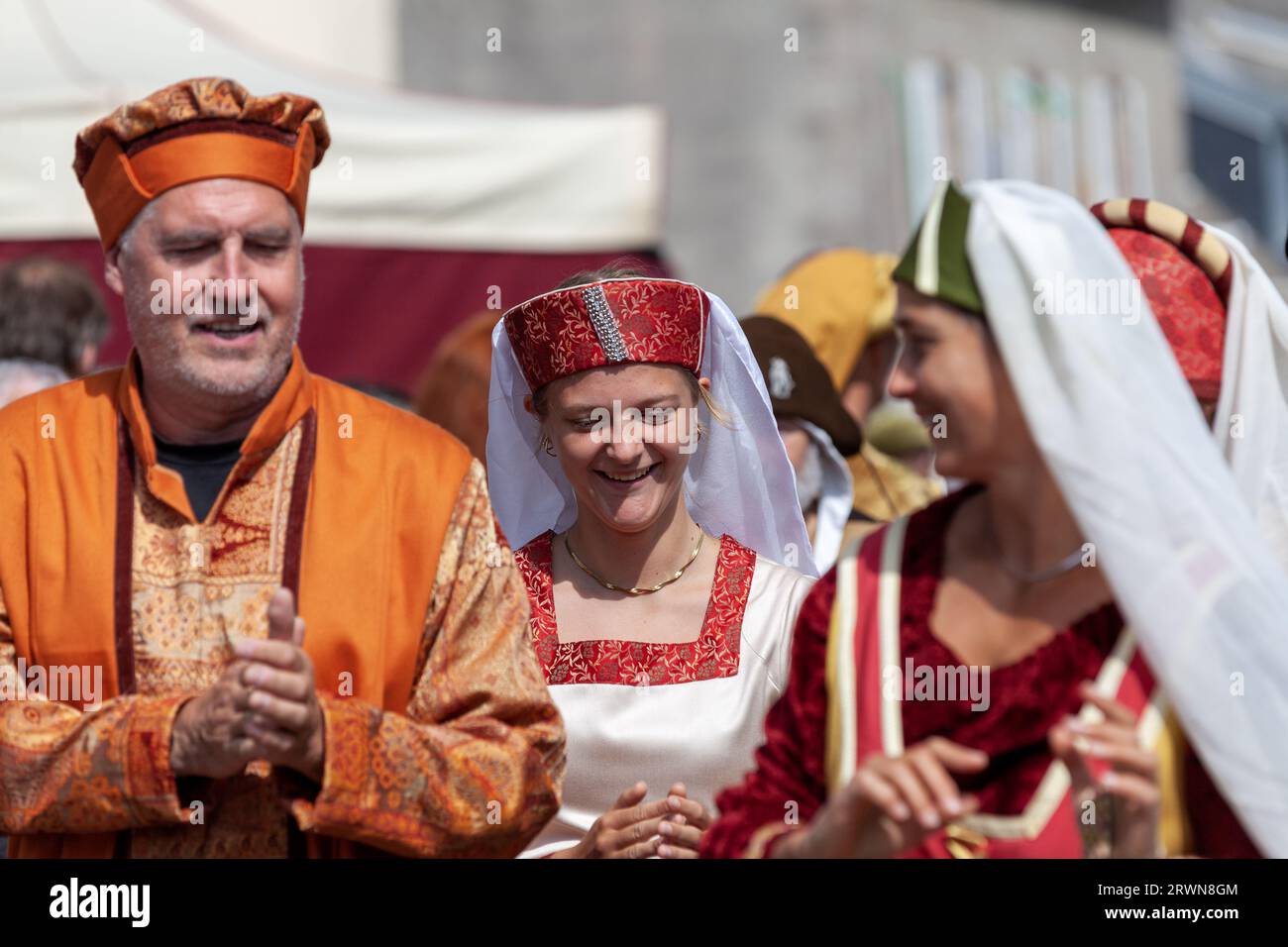 Saint Renan, Francia - 16 luglio 2023: Persone in abbigliamento medievale durante il Festival medievale di Saint Renan. Foto Stock