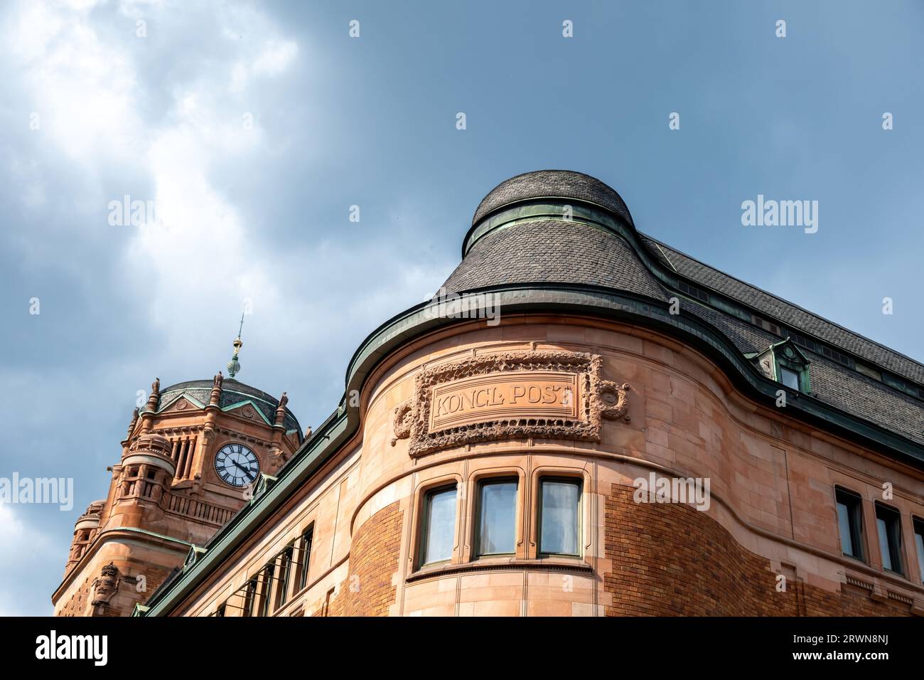 Stoccolma Svezia, edificio dell'ufficio postale centrale, sotto la vista della parte superiore del Centralposthuset. Patrimonio dell'antica architettura, torre con cupola e orologio. Foto Stock