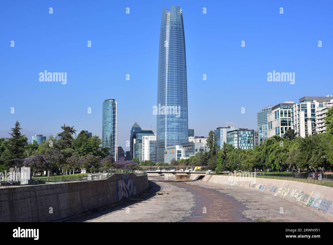 Santiago del Cile, fiume Mapocho e Gran Torre Santiago o Torre Gran Costanera. Cile. Foto Stock
