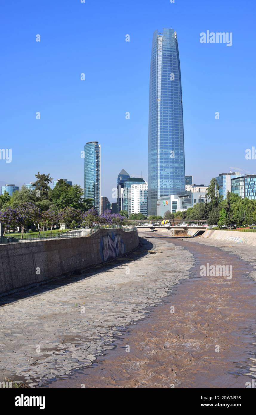 Santiago del Cile, fiume Mapocho e Gran Torre Santiago o Torre Gran Costanera. Cile. Foto Stock