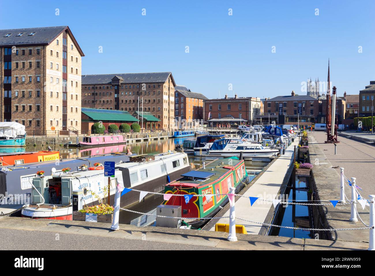 Il porto di Gloucester ospita magazzini vittoriani convertiti in appartamenti e imbarcazioni strette nel Victoria Basin Gloucester Gloucestershire Inghilterra Regno Unito GB Europa Foto Stock