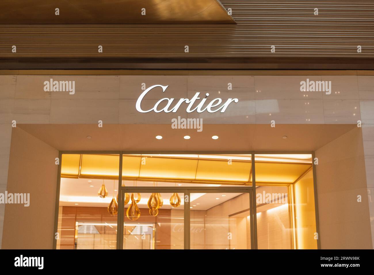 Bangkok, Thailandia - 2 settembre 2023: Esterno del negozio Cartier presso il centro commerciale Iconsiam. Foto Stock