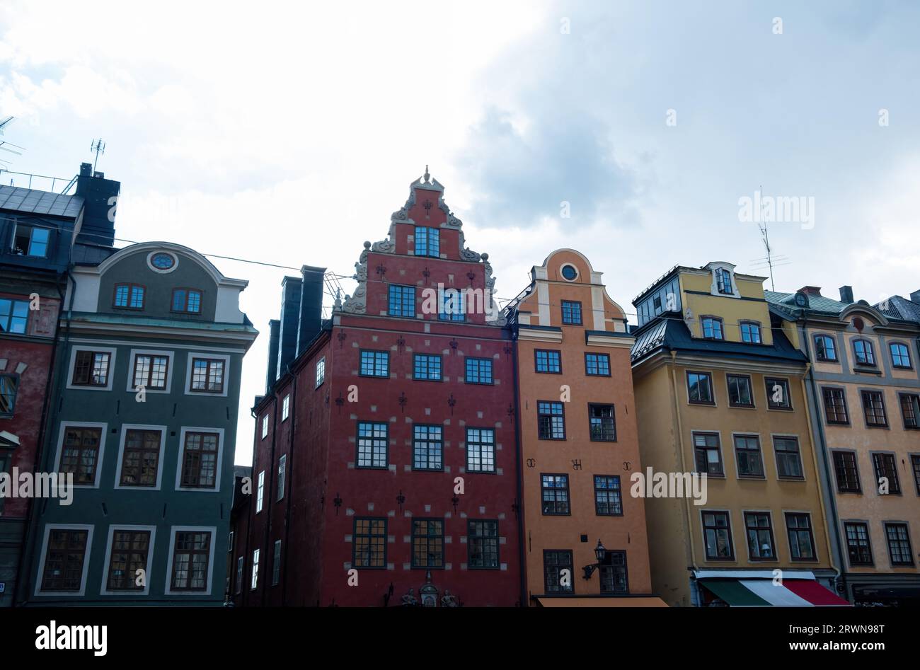Svezia, imponente e tradizionale edificio colorato presso la Grand Square, Stortorget, la più antica piazza pubblica della città vecchia di Stoccolma Gamla Stan. Parte superiore Foto Stock