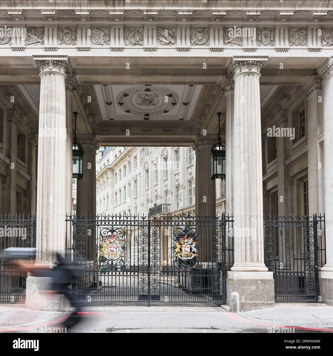 Cancelli chiusi alla Leathersellers' Hall, con statue in bronzo di un RAM e Roebuck, la 'azienda 'bestie', sostenitori araldici della loro organizzazione. Foto Stock