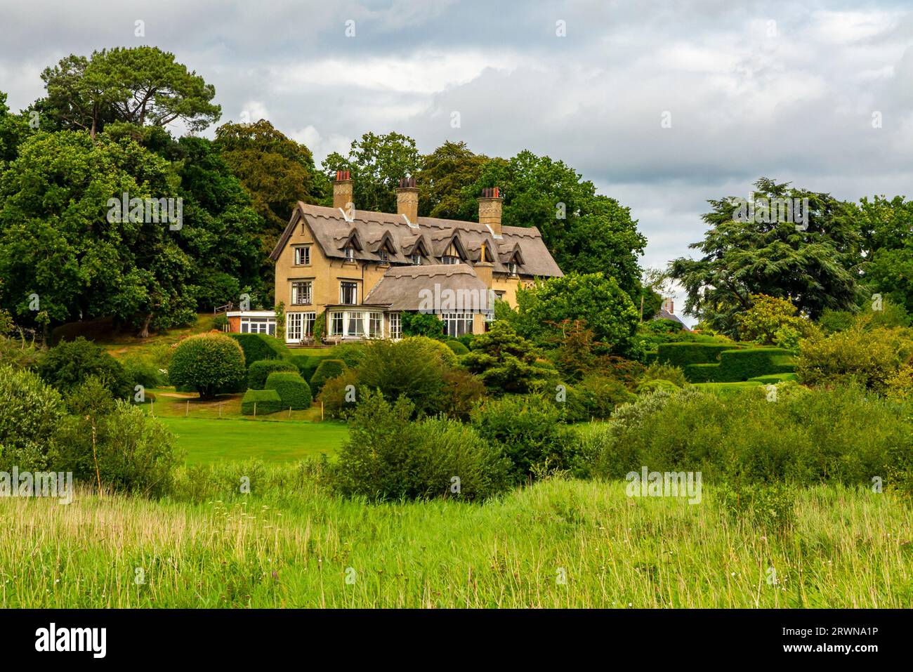 How Hill House vicino a Ludham nel Norfolk Broads National Park Inghilterra Regno Unito costruita nel 1905 da Edward Thomas Boardman ora un centro educativo residenziale. Foto Stock