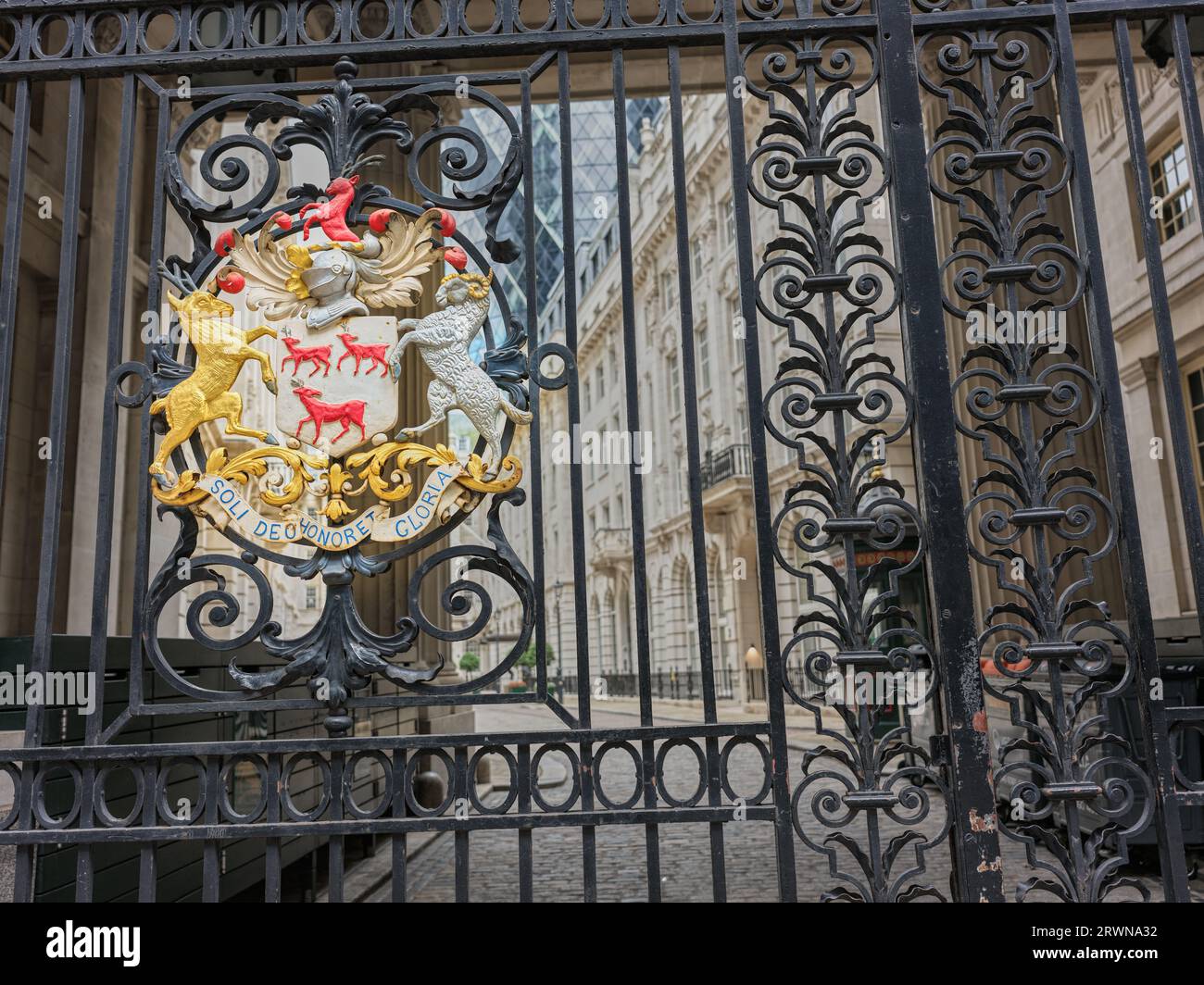 Cancelli chiusi alla Leathersellers' Hall, con statue in bronzo di un RAM e Roebuck, la compagnia 'bestie', sostenitori araldici della loro organizzazione. Foto Stock