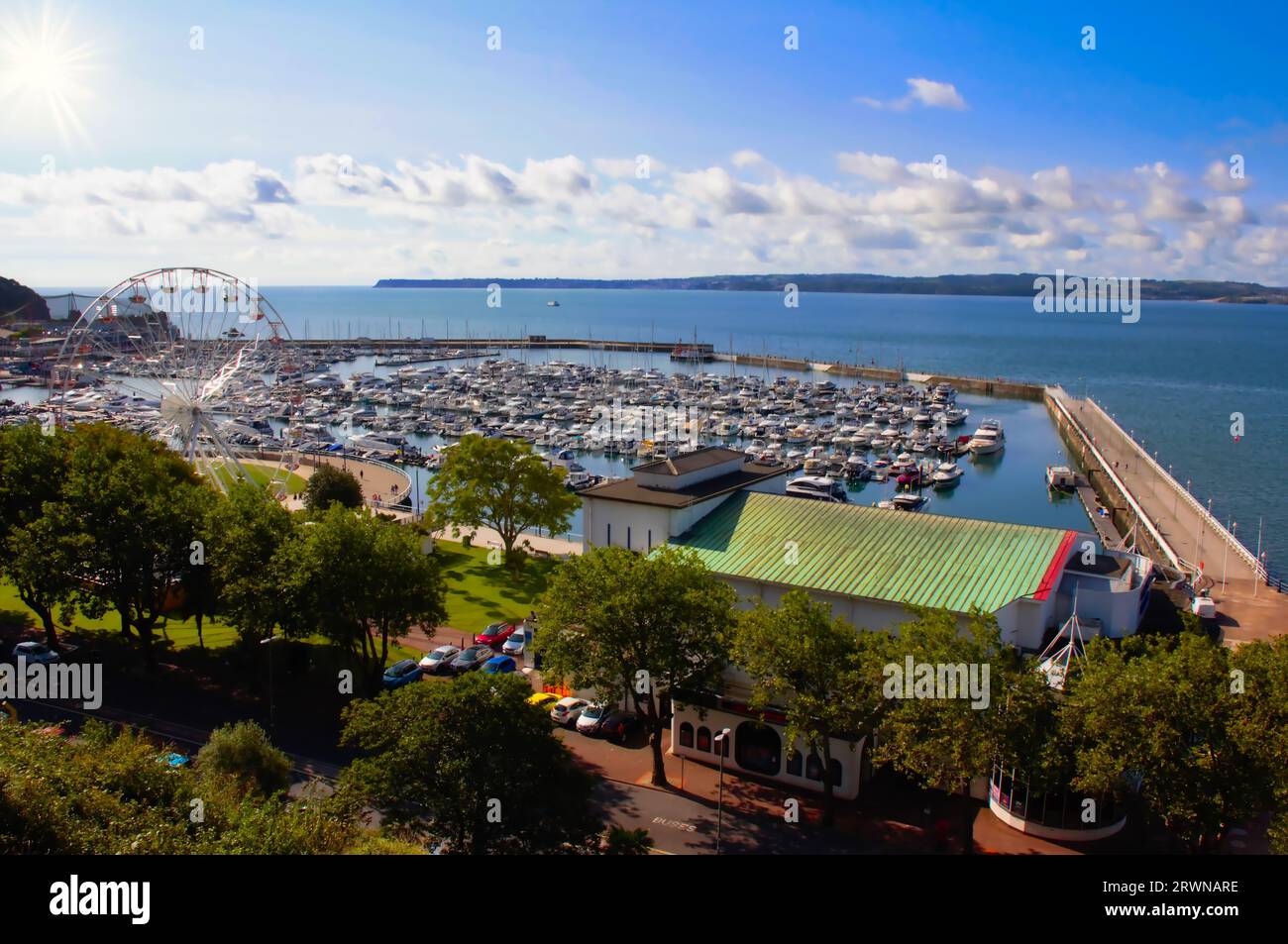 La vista su Torquay Marina, Priness Theatre e Big Wheel da Rock Walk, con il promontorio di Berry Head, Brixham attraverso la baia, Torbay, Devon Foto Stock