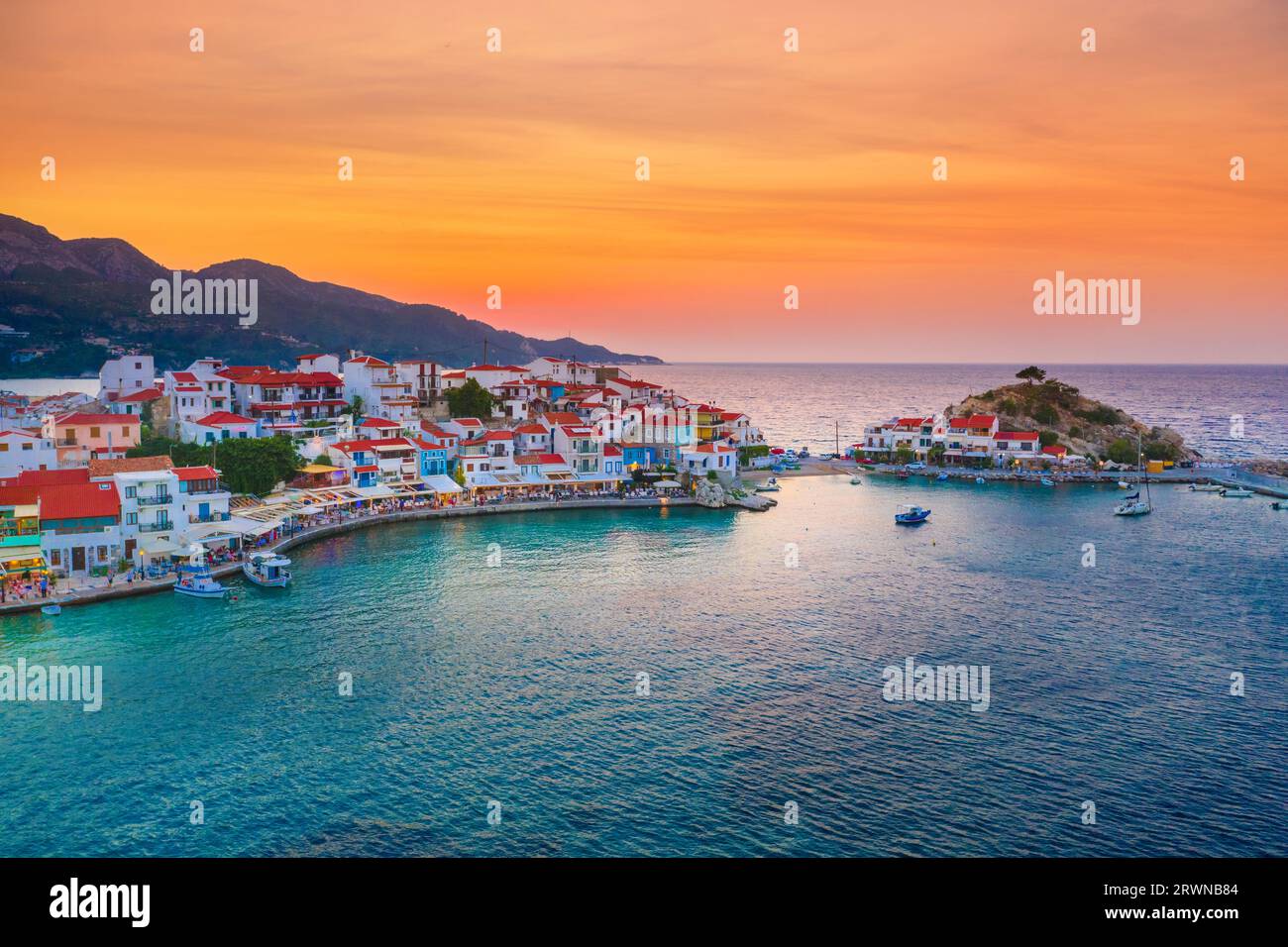 Vista del villaggio di pescatori di Kokkari con la splendida spiaggia, l'isola di Samos, la Grecia Foto Stock