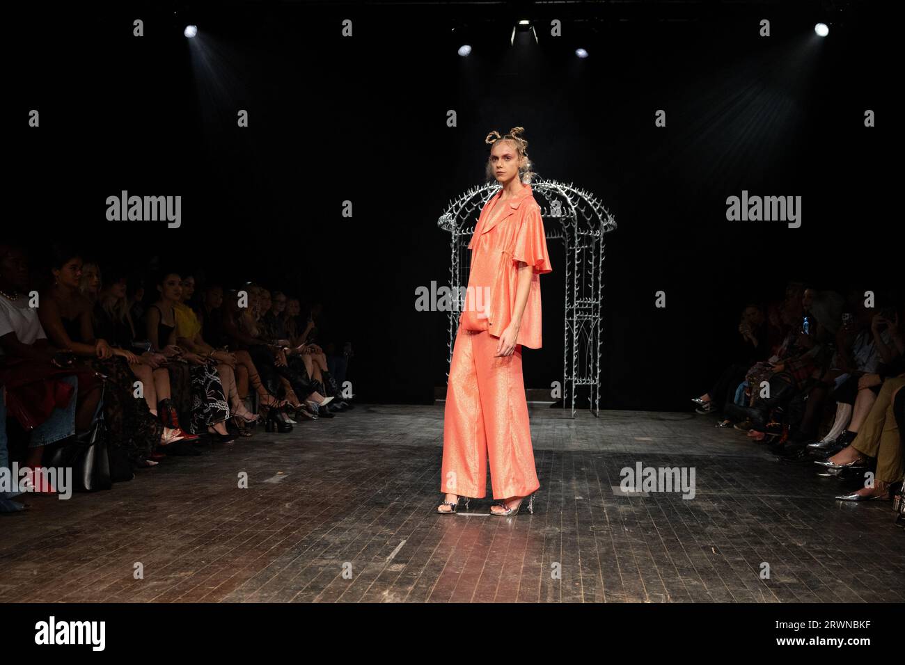 Londra, Regno Unito. 17 settembre 2023. Una modella in passerella alla sfilata Karina Bond Primavera/Estate 2024 all'ICA London nell'ambito della London Fashion Week. Crediti: Katie Collins/EMPICS/Alamy Live News Foto Stock