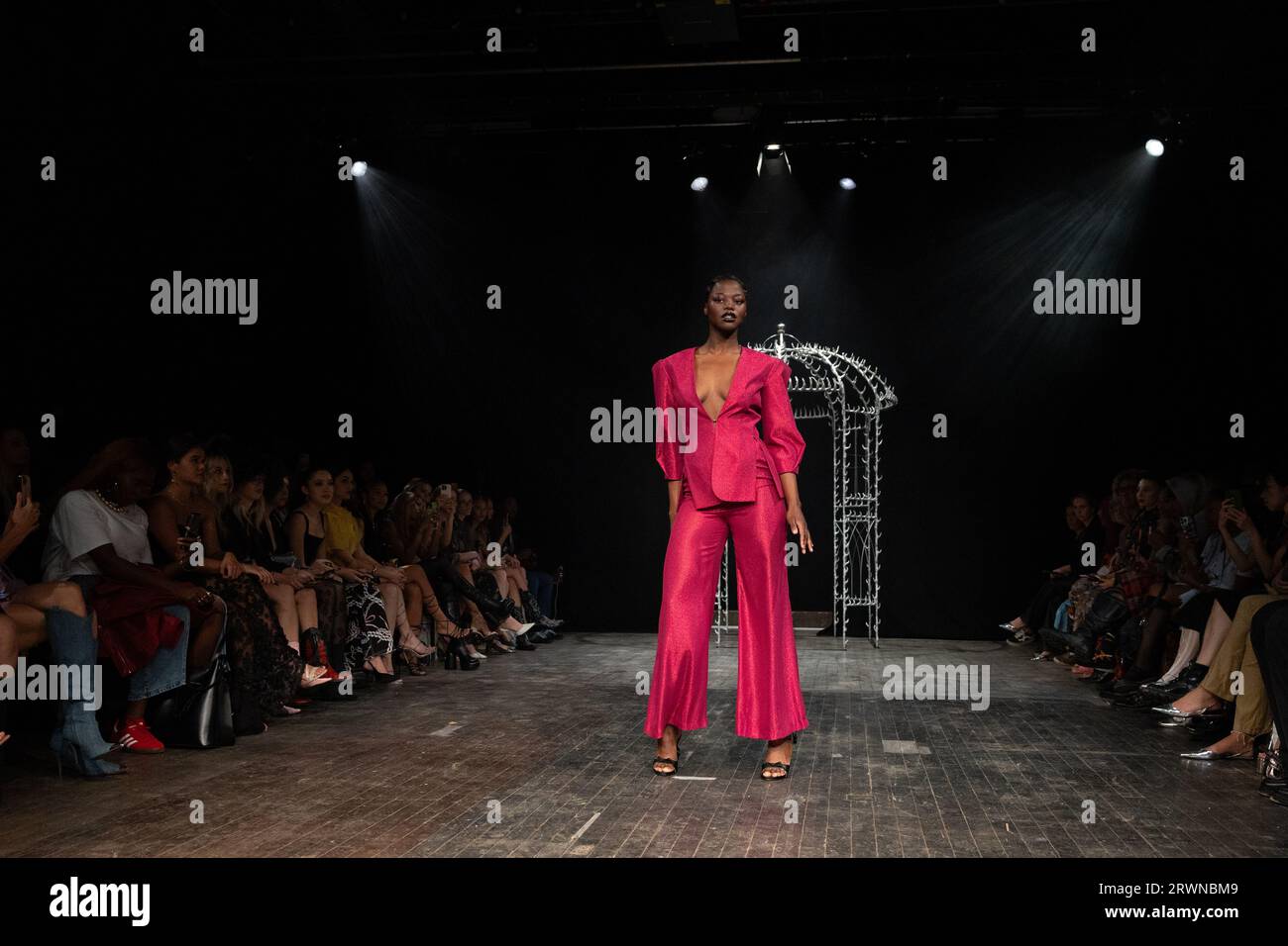 Londra, Regno Unito. 17 settembre 2023. Una modella in passerella alla sfilata Karina Bond Primavera/Estate 2024 all'ICA London nell'ambito della London Fashion Week. Crediti: Katie Collins/EMPICS/Alamy Live News Foto Stock