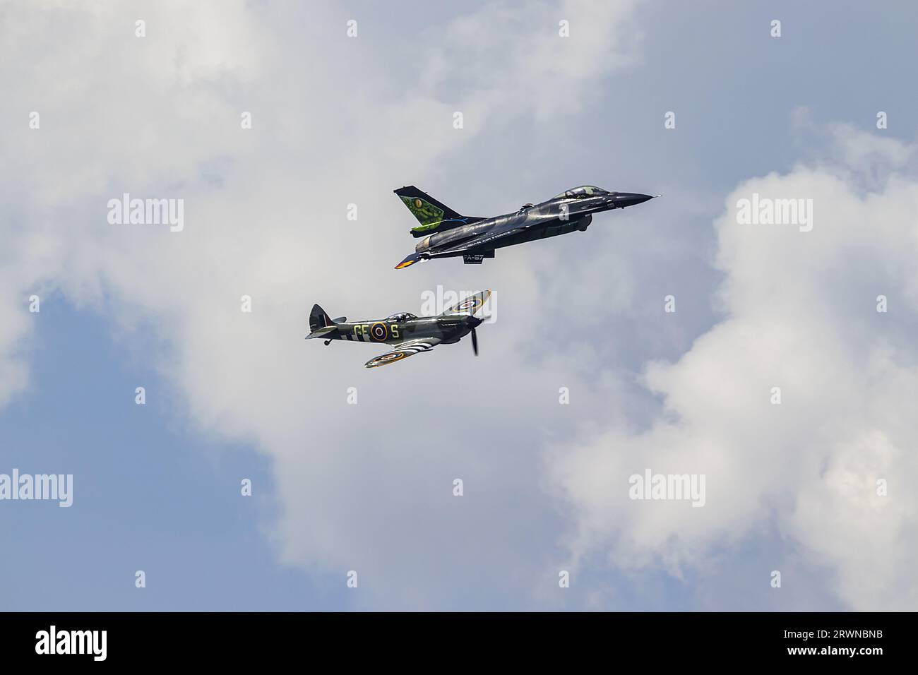 Spitfire e F16 insieme in volo Foto Stock