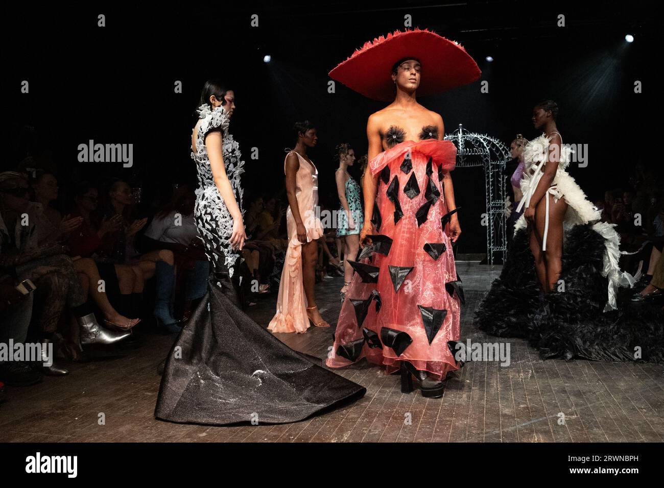 Londra, Regno Unito. 17 settembre 2023. Modelle in passerella alla sfilata di Karina Bond Primavera/Estate 2024 all'ICA di Londra nell'ambito della London Fashion Week. Crediti: Katie Collins/EMPICS/Alamy Live News Foto Stock