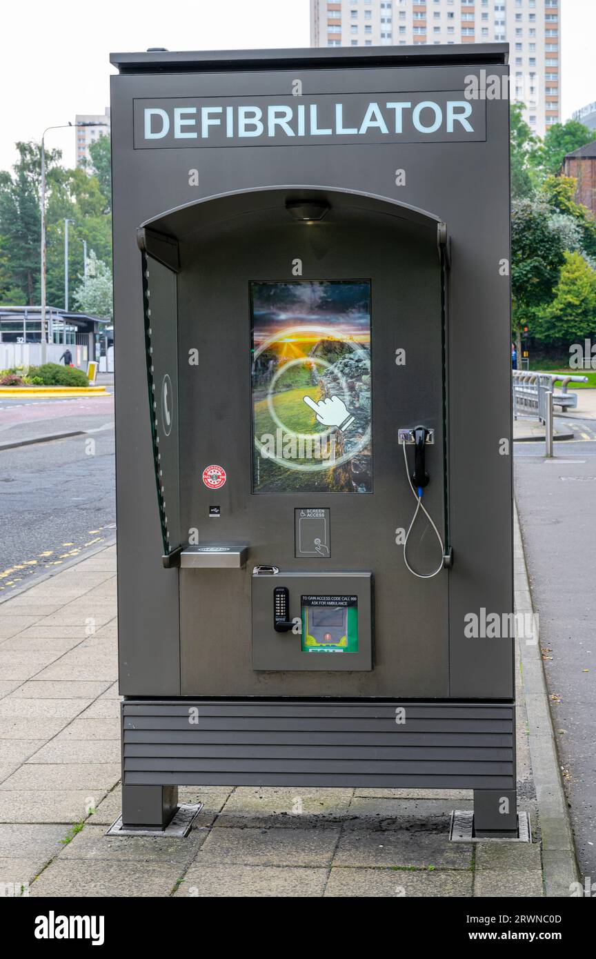 Defibrillatore per strade pubbliche in una città, Killermont Street, Glasgow, Scozia, Regno Unito, Europa Foto Stock