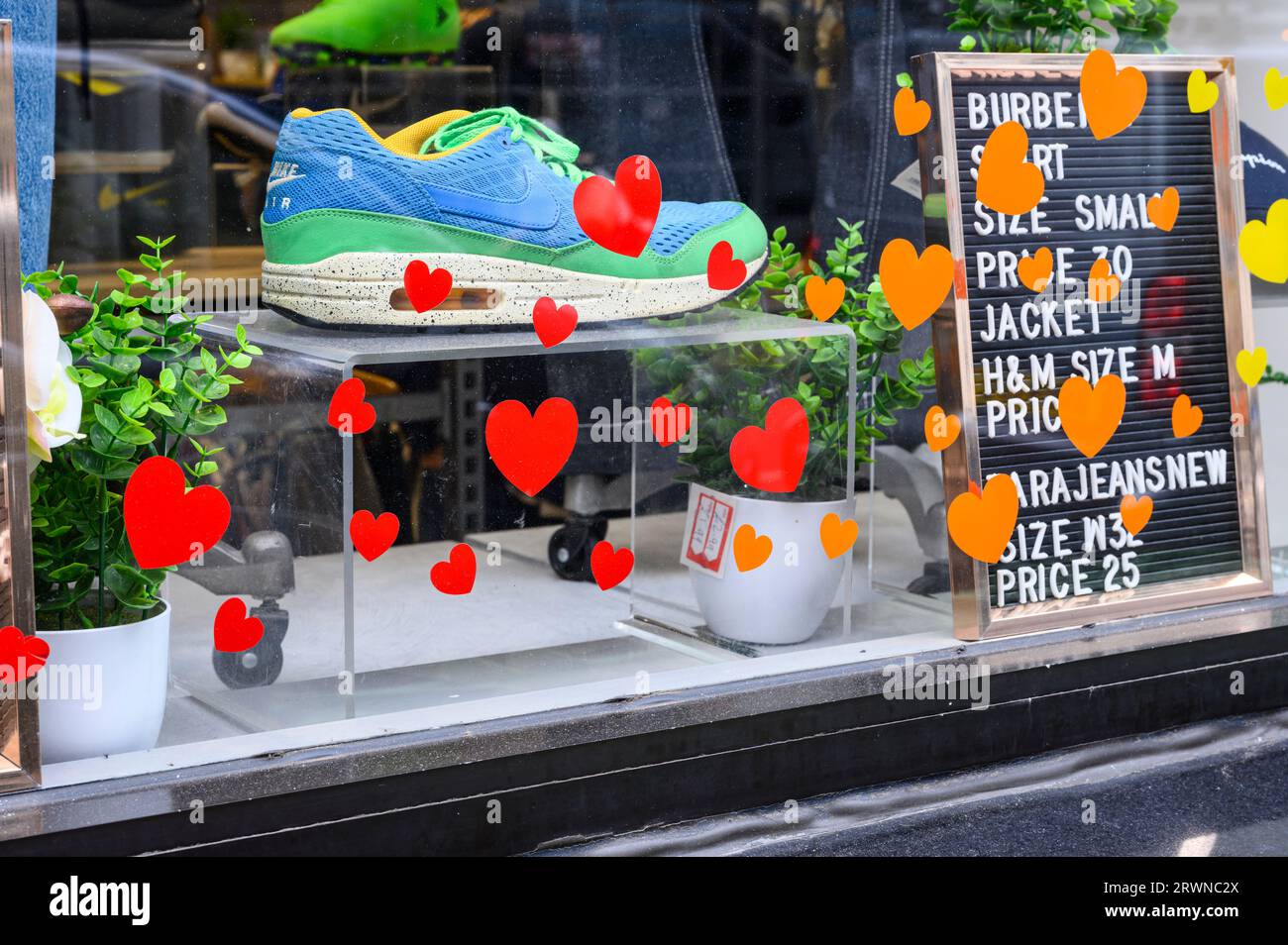 Scarpe Nike in mostra in una vetrina di un negozio di beneficenza, Regno Unito, Europa Foto Stock