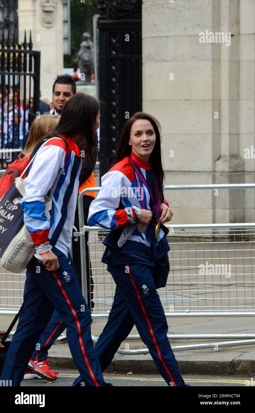 Victoria Pendleton con gli olimpici che lasciano Buckingham Palace dopo la parata della vittoria. Olimpiadi di Londra 2012. Ciclista vincente Foto Stock